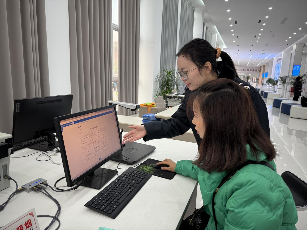 圖片2施秉稅務(wù):施秉縣首張存量房數(shù)電發(fā)票成功開具