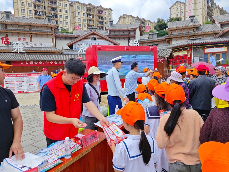 1 圖為發(fā)放宣傳手冊(cè).jpg