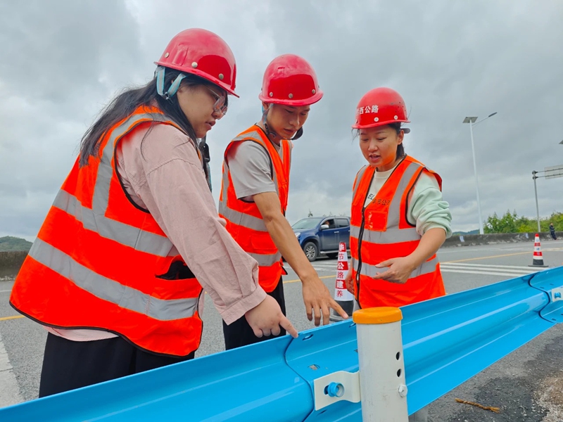 3 圖為檢查波形護(hù)欄.jpg