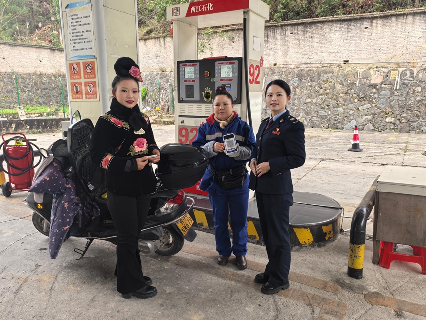 1 稅務干部在試點加油站輔導車主張梅接收發票