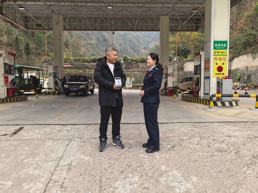 3 稅務(wù)干部向加油站負(fù)責(zé)人收集“交易即開票”意見建議