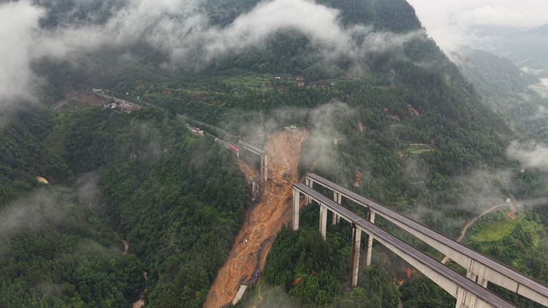 G76 廈蓉高速猴子河特大橋引橋轟然垮塌.jpg