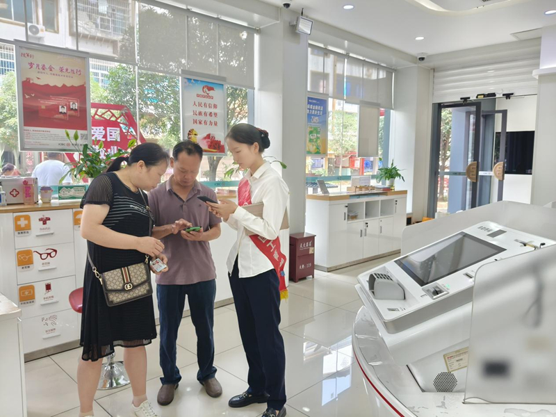 施秉縣一銀行工作人員正在為市民查詢相關業務。