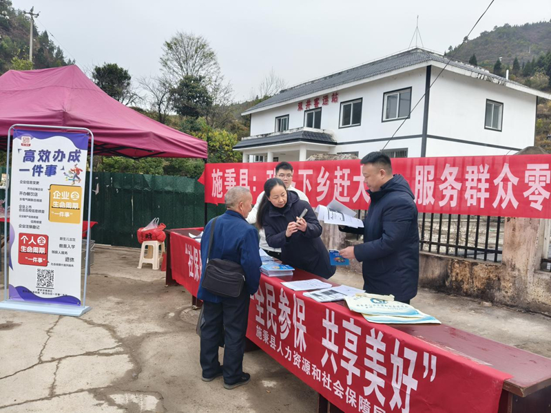 施秉縣政務服務中心將服務窗口延伸至鄉鎮市集。