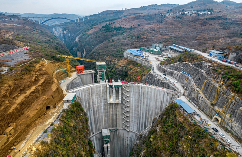 12月25日，黔西凹水河水庫大壩下閘蓄水。