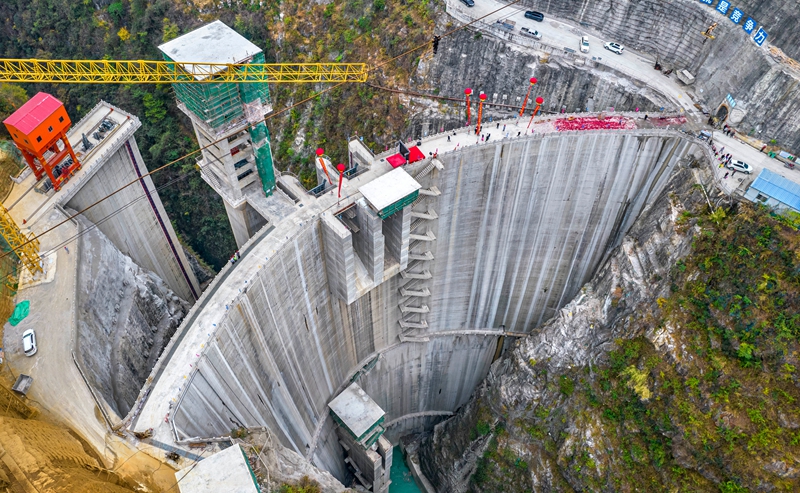 12月25日，黔西凹水河水庫大壩下閘蓄水。