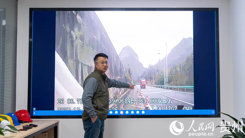 2 工作人員指出監管中發現的安全隱患。人民網記者 涂敏攝