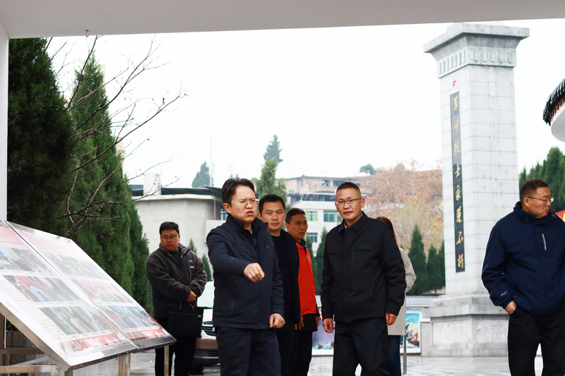 潘年顯副局長（左2）一行在西山烈士陵園開展評審工作。