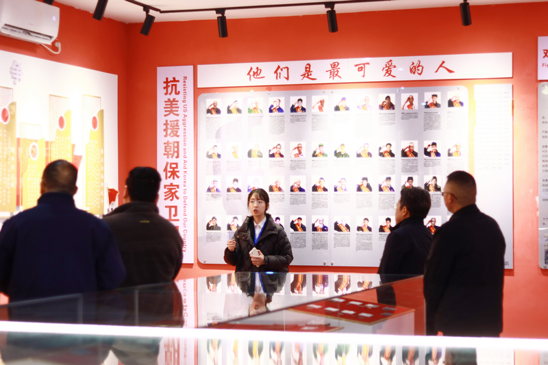 講解員在介紹施秉西山烈士陵園的基本情況。