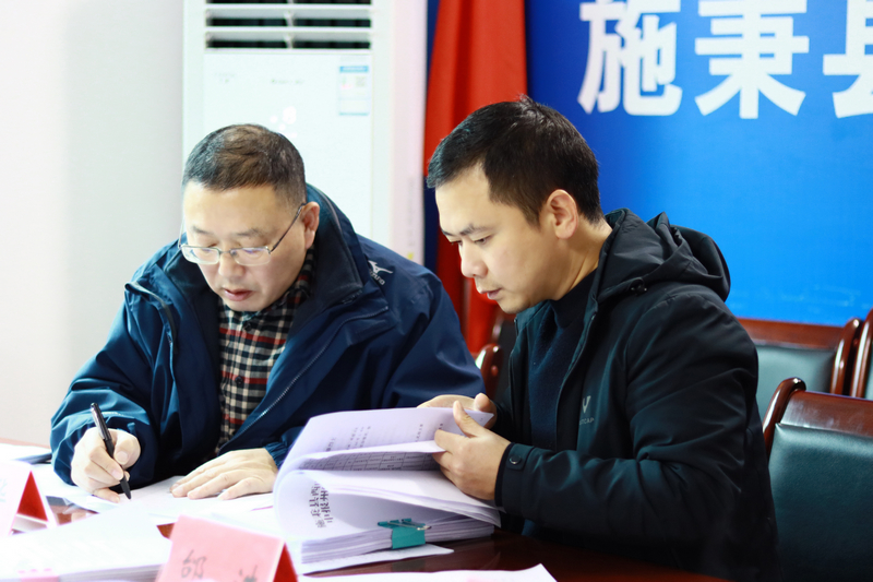 工作組在查閱資料。