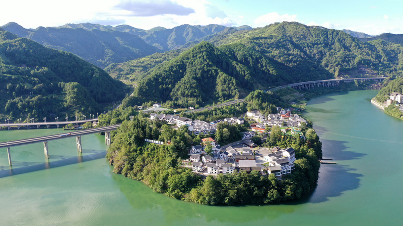 清水江環(huán)繞的貴州省劍河華潤希望小鎮(zhèn)。楊家孟攝