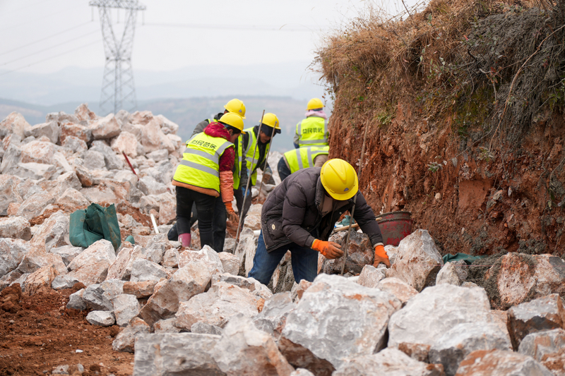 12月24日，在威寧自治縣2025年高標準農田建設項目迤那鎮櫻桃村項目區，施工人員正在砌筑田坎。陳逍攝