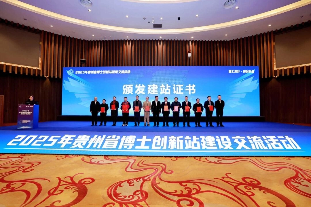 專家團隊在貴州天仁乙農業科技發展有限公司種植基地隨機挑選天麻進行測產。