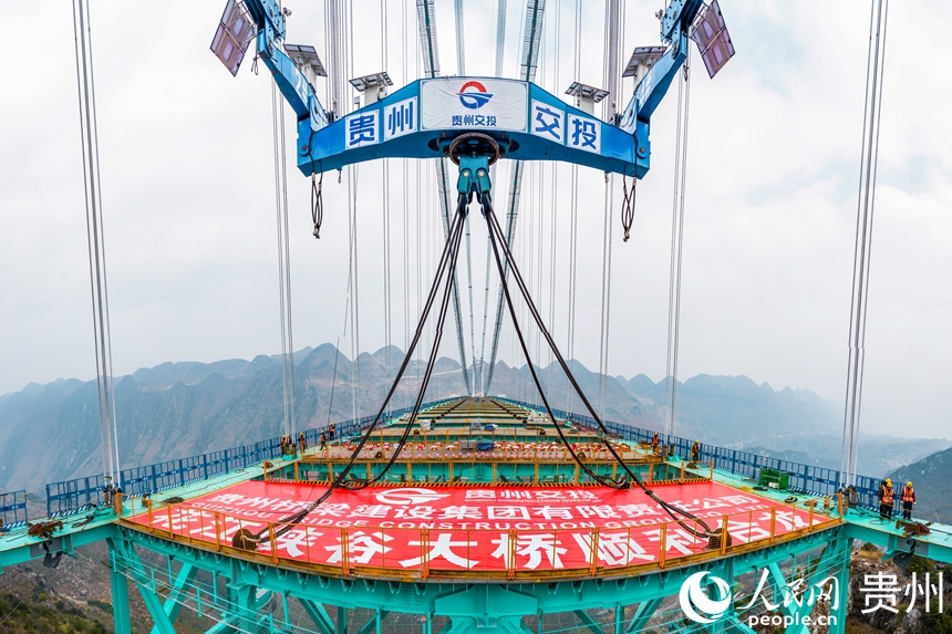 1 2025年1月17日,隨著最后一節重達215噸的鋼桁梁吊裝施工完成,由貴州交投集團所屬橋梁集團承建的,六枝至安龍高速公路的關鍵控制性工程,花江峽谷大橋實現合龍。人民網記者 涂敏 攝.jpg