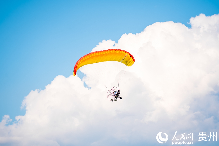 8 2025年8月1日,游客在貴州省六盤水市野玉海飛行營地內體驗動力滑翔傘飛行。貴州素有“山地公園省”之稱,瀑布、溶洞、峽谷、湖泊處處成景。 依托優質的自然資源,貴州近年來積極拓展“低空+旅游”模式,豐富“低空+”業態布局。通過組織開展全國性及國際性低空運動賽事,持續打造“翱翔貴州”IP,不斷豐富文體旅融合的新體驗。人民網記者 涂敏 攝