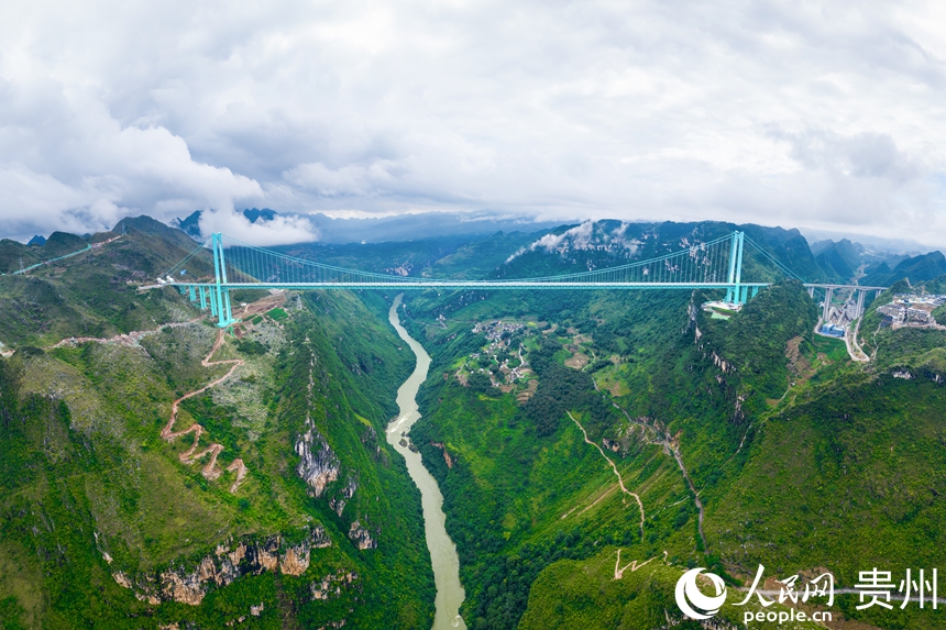 9 2025年9月28日,世界第一高橋——六枝至安龍高速公路花江峽谷大橋正式建成通車。人民網記者 涂敏 攝