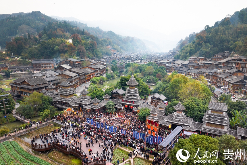 12 2025年12月20日,貴州省黔東南州黎平縣舉辦侗年系列慶祝活動,當地侗族同胞與各地游客一起歡度傳統佳節,共賞侗族文化魅力。人民網記者 涂敏 攝