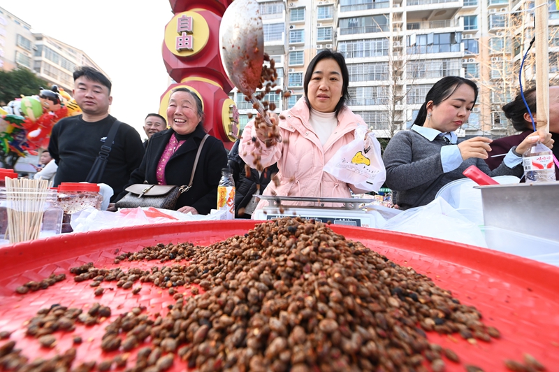 12月28日，銅仁市女企業(yè)家協(xié)會(huì)第三屆第二次會(huì)員大會(huì)暨松桃村晚—“晚蝶舞苗疆·巾幗共贏 ”主題年會(huì)活動(dòng)現(xiàn)場(chǎng)，人們?cè)陂_展農(nóng)特產(chǎn)品展銷。