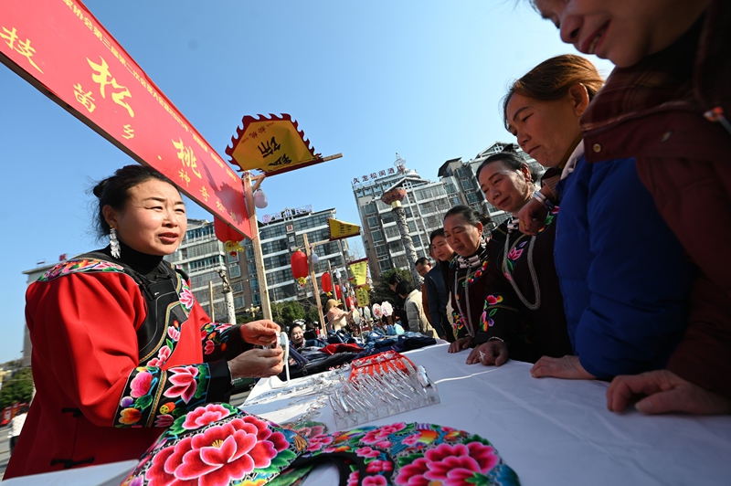 12月28日,銅仁市女企業家協會第三屆第二次會員大會暨松桃村晚—“晚蝶舞苗疆·巾幗共贏 ”主題年會活動現場,人們在開展農特產品展銷。