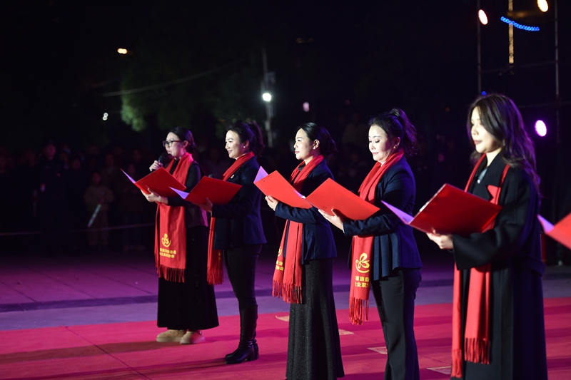 12月28日,銅仁市女企業家協會第三屆第二次會員大會暨松桃村晚—“晚蝶舞苗疆·巾幗共贏 ”主題年會活動現場。