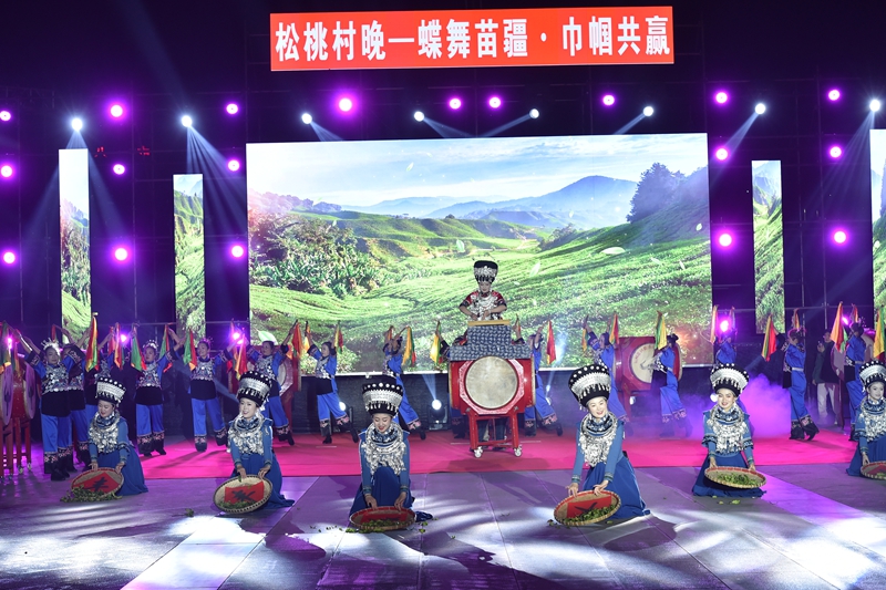 12月28日,銅仁市女企業(yè)家協(xié)會第三屆第二次會員大會暨松桃村晚—“晚蝶舞苗疆·巾幗共贏 ”主題年會活動現(xiàn)場。