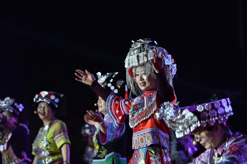 12月28日,銅仁市女企業家協會第三屆第二次會員大會暨松桃村晚—“晚蝶舞苗疆·巾幗共贏 ”主題年會活動現場。