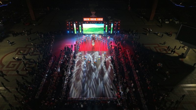 12月28日，銅仁市女企業家協會第三屆第二次會員大會暨松桃村晚—“晚蝶舞苗疆·巾幗共贏 ”主題年會活動現場。