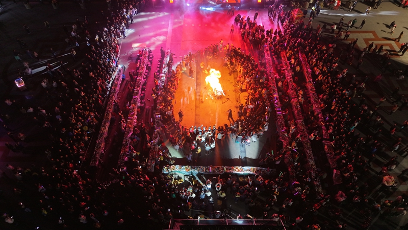 12月28日，銅仁市女企業家協會第三屆第二次會員大會暨松桃村晚—“晚蝶舞苗疆·巾幗共贏 ”主題年會活動現場。