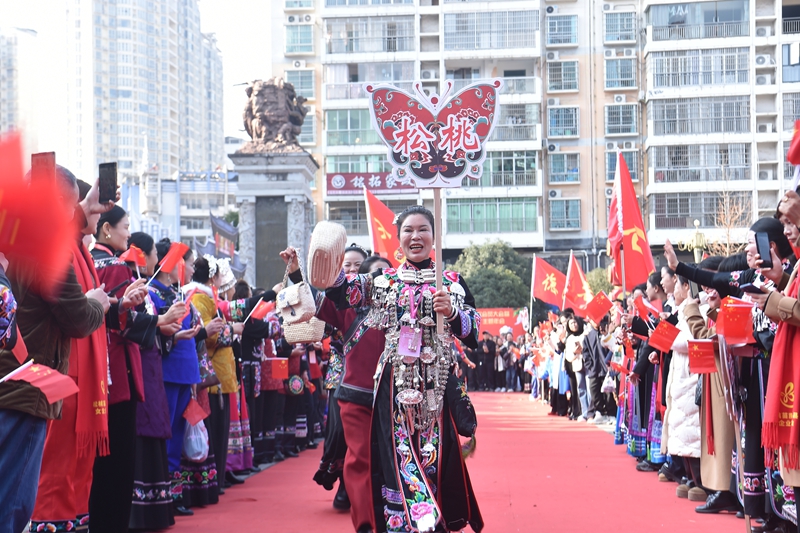 12月28日，銅仁市各區縣代言人開展“山珍出山”農特產宣傳。