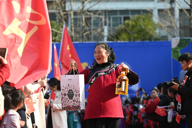 12月28日,銅仁市各區縣代言人開展“山珍出山”農特產宣傳。