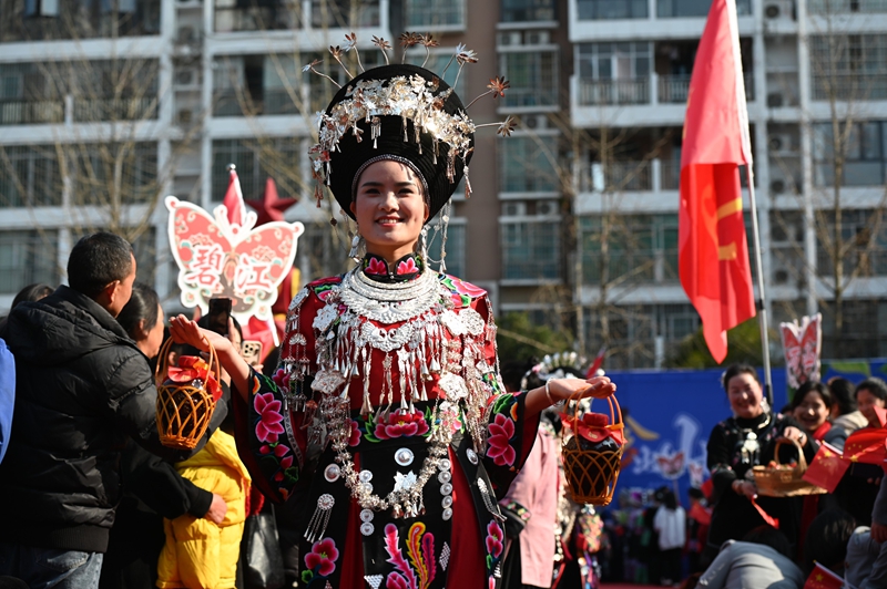 12月28日,銅仁市各區(qū)縣代言人開展“山珍出山”農(nóng)特產(chǎn)宣傳。
