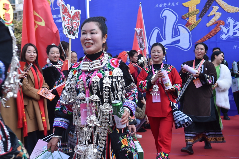 12月28日，銅仁市各區縣代言人開展“山珍出山”農特產宣傳。