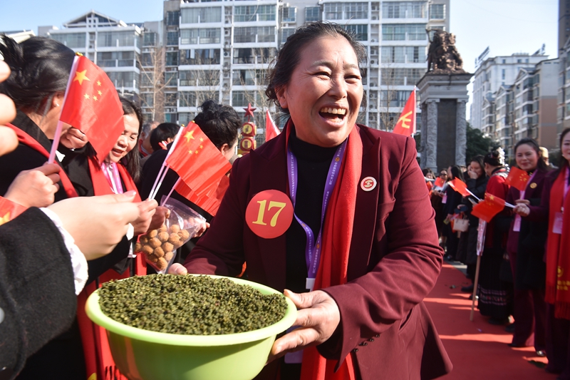 12月28日,銅仁市各區(qū)縣代言人開(kāi)展“山珍出山”農(nóng)特產(chǎn)宣傳。