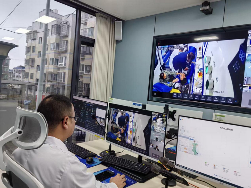 四川大學華西醫院遠程指導大方縣人民醫院急危重癥救治一體化中心進行實時救治。