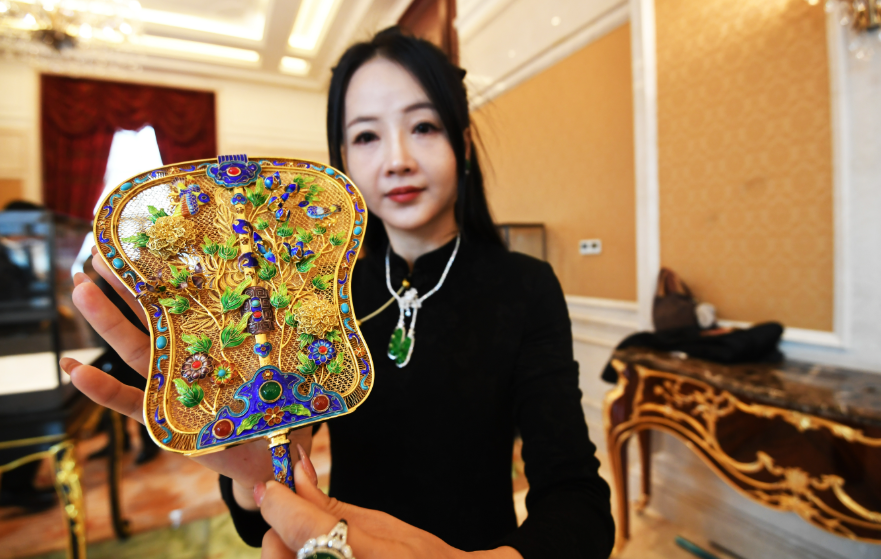 12月28日，花果園國際文化藝術交流中心礪金坊展區的工作人員正在展示手工作品。