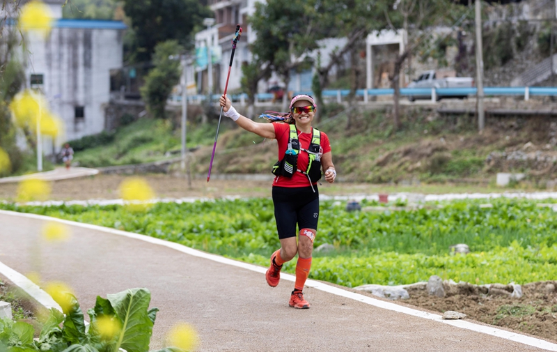 選手奔跑在的山水間。
