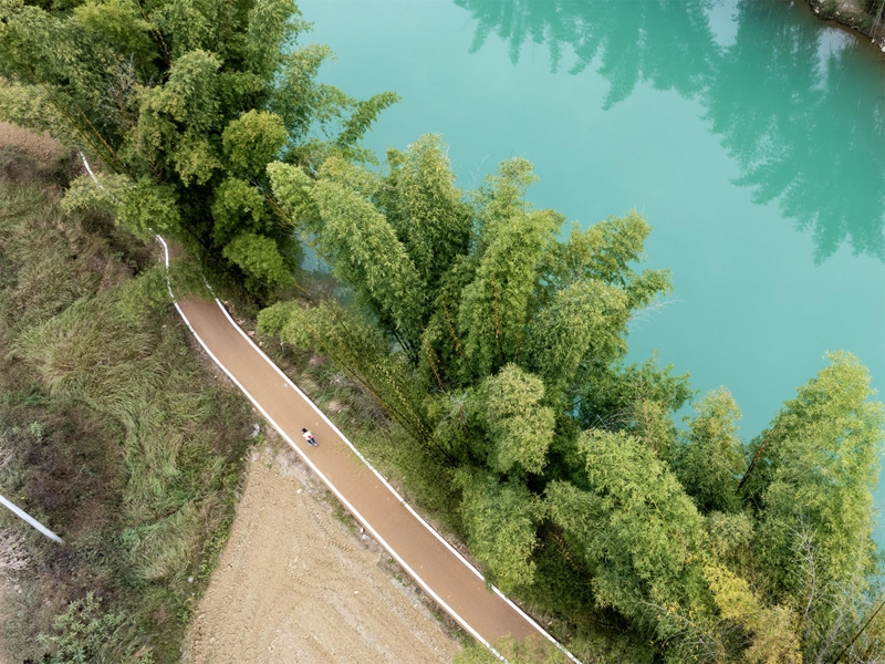 選手奔跑在的山水間。