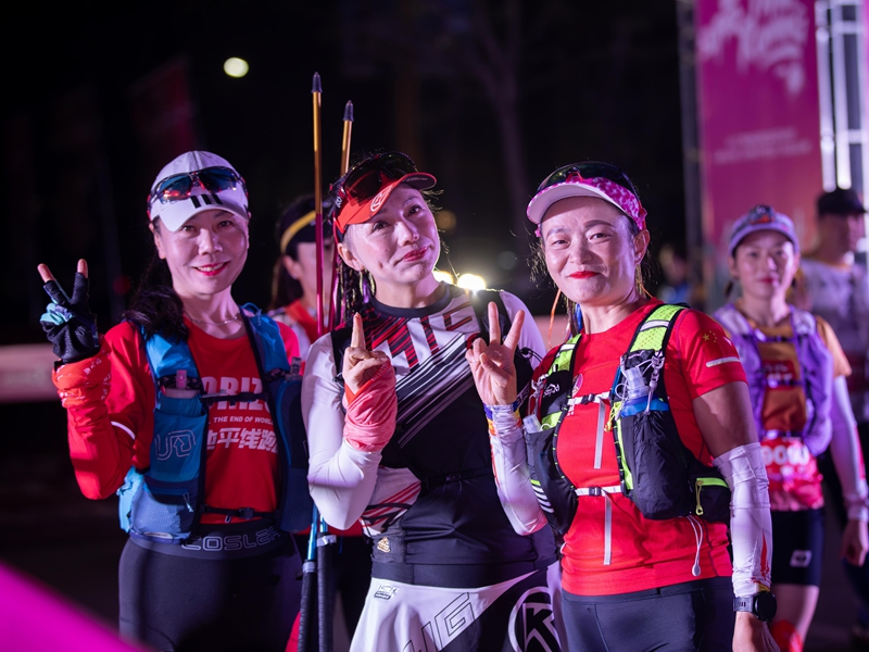 選手在起跑現(xiàn)場拍照。