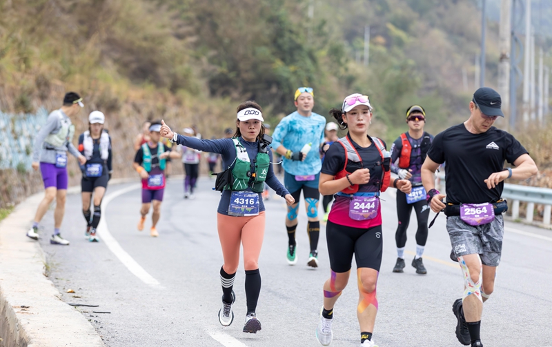 選手在賽道上奔跑。