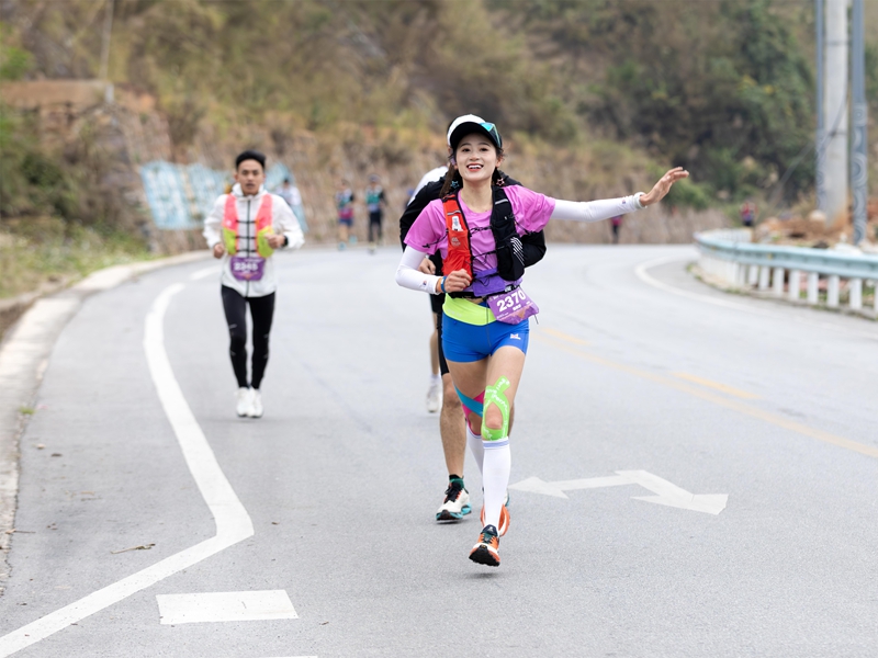 選手在賽道上奔跑。