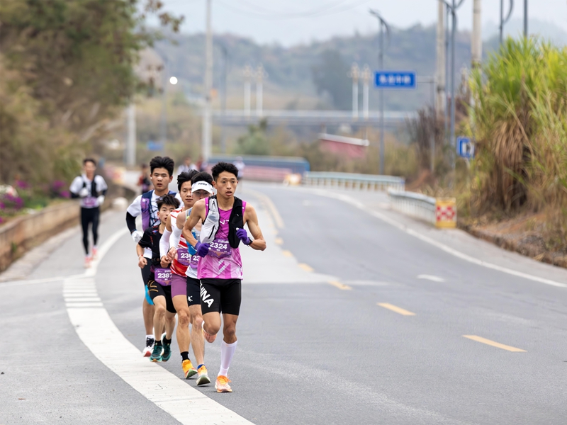 選手在賽道上奔跑。