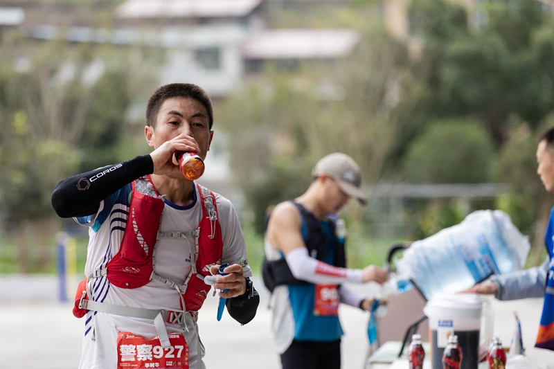 選手在補給點補充能量。