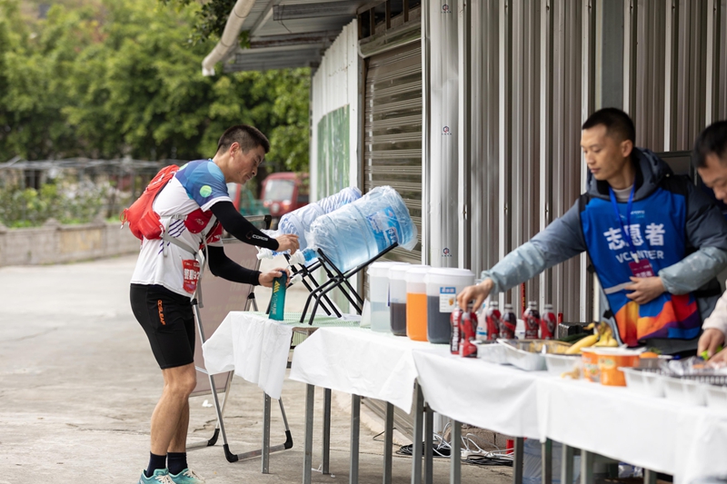 選手在補給點補充能量。