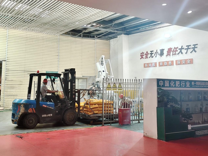 6.貴州西洋實業工人正在搬運化肥.jpg
