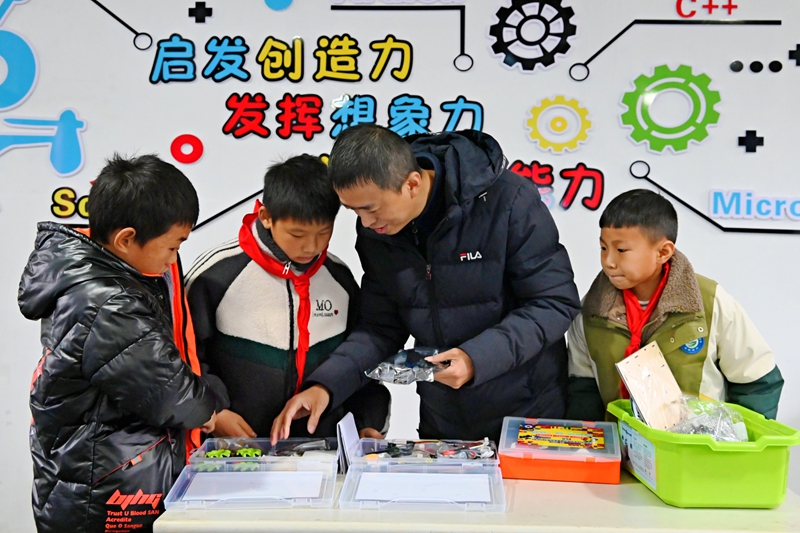 1、余磊向孩子介紹科技套裝。(楊豪 攝)