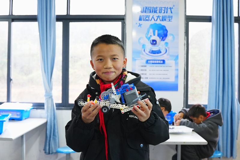 4、學生展示組裝科技套裝。（楊豪 攝）