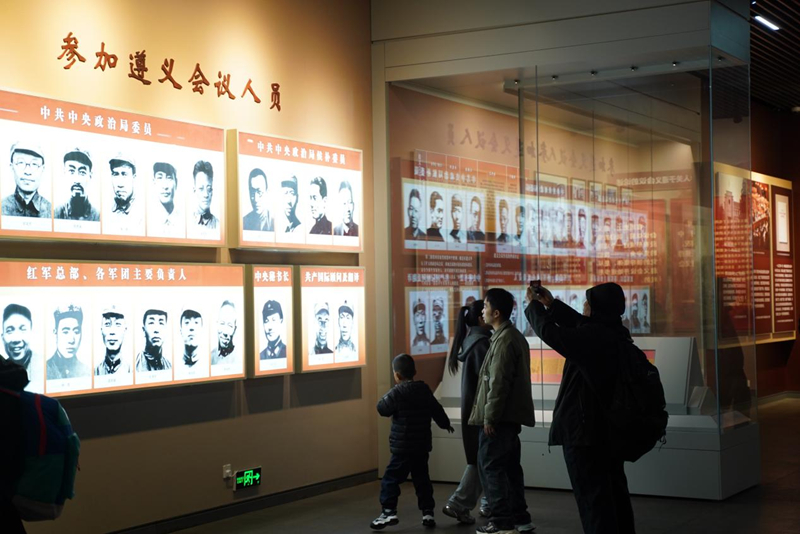 游客參觀遵義會址。