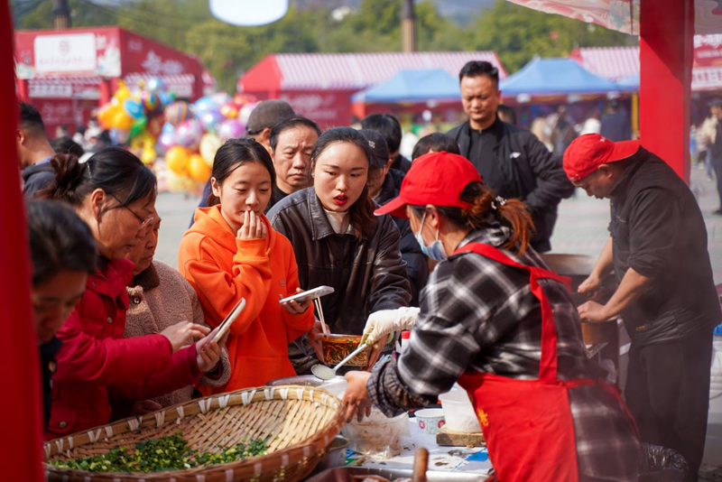 遵義美食吸引著游客前來品嘗。
