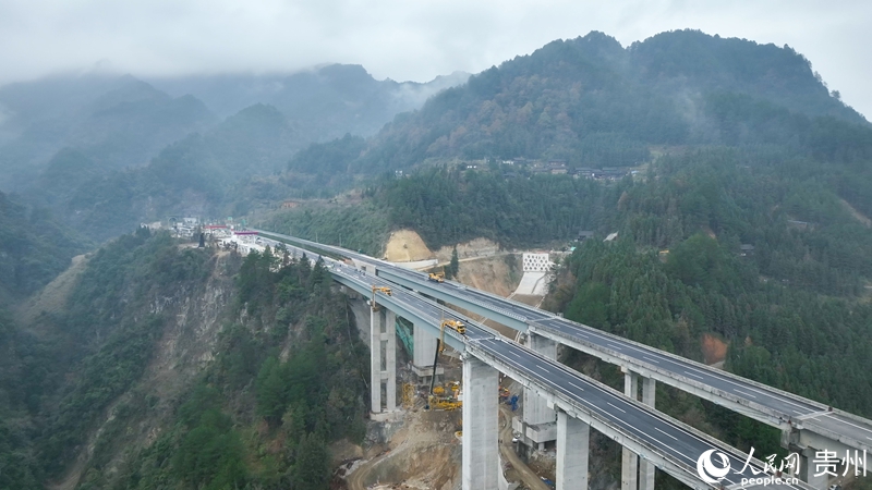 2 G76廈蓉高速公路猴子河特大橋恢復重建現場。人民網記者 涂敏 攝.jpg