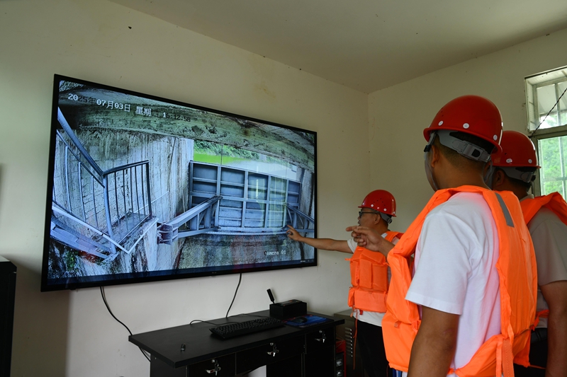 羅甸縣水務局工作人員通過實時監控查看水庫閘門情況.jpg